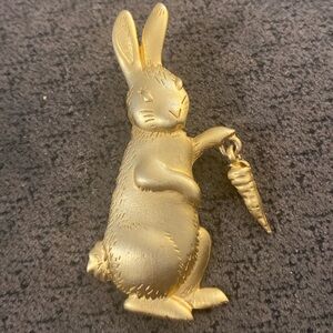 JONETTE JEWELRY Signed JJ. Vintage Rabbit with Articulated Carrot Pin